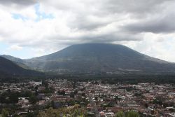 Antigua panorama z wulkanem w tle